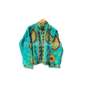 เสื้อแจ็คเก็ตปักลายดอกไม้ขายส่ง งานแฮนด์เมด เสื้อแจ็คเก็ตฤดูหนาวแบบ unisex บุด้วยผ้าฝ้ายด้านใน สไตล์โบฮีเมียน ฮิปปี้ มีกระเป๋าข้างสองข้าง - Product Image 1