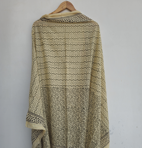 Paréo Sarong en Coton Fait Main Imprimé Bagru, Cache-maillot de Plage Bohème Tribal, Couverture de Plage Beige et Noir à Imprimé Tribal en Coton - Product Image 1