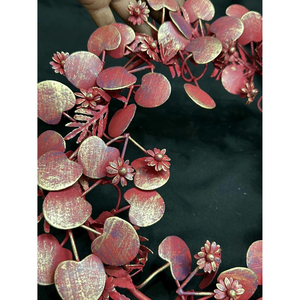 Guirlande d'eucalyptus métallique rouge éclatant, scintillante avec des accents dorés élégants, décoration festive pour la porte d'entrée en automne ou pour les fêtes - Product Image 5