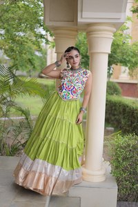 Lehenga Choli de créateur en rayonne pure, spécial Navratri, pour les fêtes, avec Chaniya Choli, Blouse, Dupatta, Sac à cordon et fermeture éclair - Product Image 1
