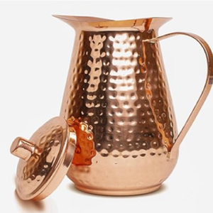 Hermosa jarra de cobre para mesita de noche con surcos decorativos y un brillante acabado pulido en color rosa. Disponible a precio de mayorista. - Product Image 5