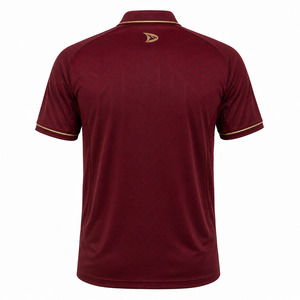 เสื้อคริกเก็ตทีมแบบกำหนดเอง แขนสั้น พิมพ์ลายสีแดงเข้ม ตราสัญลักษณ์สีทอง ระบายอากาศได้ดี แห้งเร็ว เสื้อกีฬา - Product Image 3