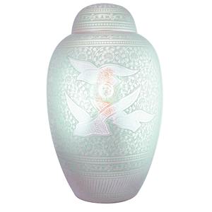 Urne funéraire haut de gamme en laiton de qualité supérieure, entièrement gravée avec des oiseaux en vol et un motif floral en bleu-vert. - Product Image 1