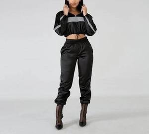 Ensemble veste de sport noire courte pour femme avec pantalon de survêtement à rayures contrastées, fermeture éclair sur toute la longueur, tenue décontractée et sportive - Product Image 2