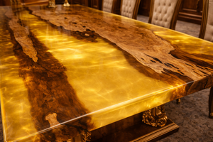 Plateau de table de luxe en bois massif à bords naturels et résine dorée effet rivière, idéal pour salle à manger ou bureau - Product Image 2