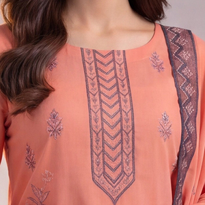 Ensemble Salwar Kameez 3 pièces pour femme, robe ethnique de fête, avec service OEM de couleur personnalisée, costume en tissu lawn brodé et cousu de haute qualité - Product Image 4