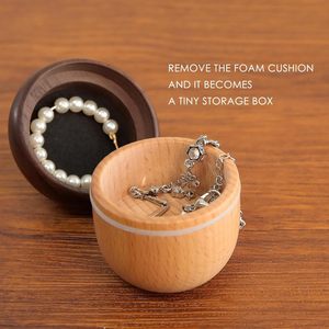 Caja de Anillos de Madera de Roble Macizo, Paquete de 1, Color y Diseño Personalizables, Regalo de Aniversario o Propuesta de Matrimonio para Él y Ella - Product Image 4