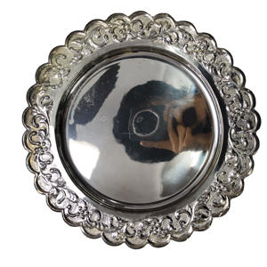 Plateau de service rond classique de style vintage, plaqué argent, avec bords festonnés à motifs floraux, support décoratif pour gâteau de mariage - Product Image 1