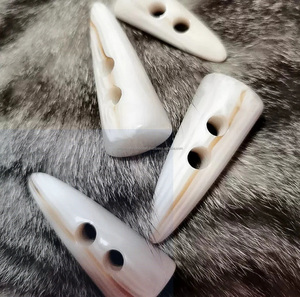 La mejor calidad, venta al por mayor, Real cuerno de búfalo, botón de palanca, 2 agujeros, Color blanco, puntas de cuerno Natural para abrigo de tela + uso de ropa - Product Image 3