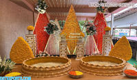 Chaises élégantes en forme de lotus blanc avec repose-pieds dorés pour la célébration du Pithi de mariage sud-indien, décoration de mariage, plastique, USA