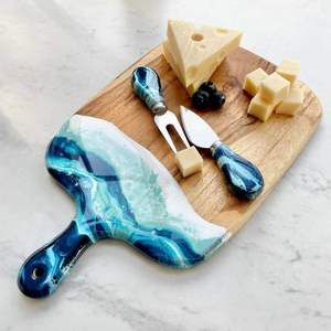 Planche de service de cuisine en bois et résine faite à la main, planche à découper en bois et époxy de designer pour cuisine haut de gamme - Product Image 1