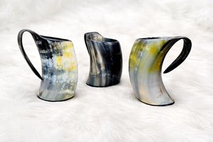 Chopes à bière artisanales gravées de qualité supérieure, style religieux médiéval, avec base en bois, pour méad, bière, ale, idéales pour offrir - Product Image 4