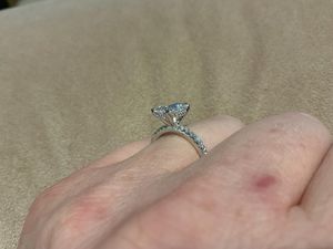 Anillo de compromiso de moissanita de 3 quilates con corte esmeralda, plata 925 original, estilo moderno de media eternidad, regalo para cumpleaños y fiestas. - Product Image 2