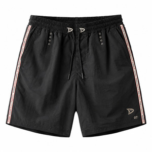 Pantalones Cortos Deportivos Y2K de Nylon Negro Mate para Hombre, Retro con Cinta Lateral Roja y Ojales Plateados, Estilo Urbano Atlético, Venta al por Mayor con MOQ Bajo - Product Image 2
