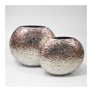 Elegante Florero de Aluminio con Base Elevada para Decoración de Oficina y Sala de Estar - Product Image 6