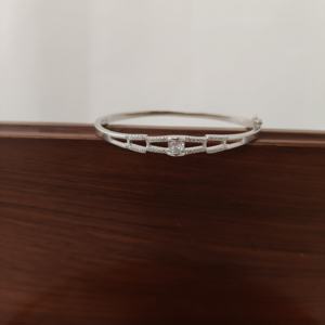 Brazalete Geométrico de Plata de Ley 925 Revalia con Eslabones de Diamantes, Acabado Plateado, Brazalete de Diseño Minimalista, Joyería Fina y Elegante - Product Image 1
