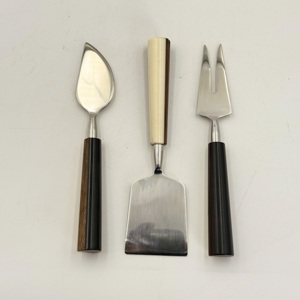 Juego de 3 Cuchillos para Queso con Mango de Resina Multicolor para Uso en Mesa, Hogar y Restaurante, con Acabado Pulido Espejo al Precio Más Bajo - Product Image 4