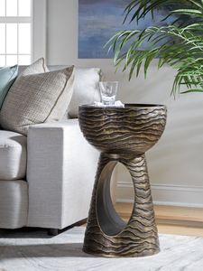 Table d'appoint contemporaine en métal doré avec revêtement premium et profil élégant pour un aménagement de mobilier de salon de luxe - Product Image 6