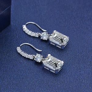 Boucles d'oreilles pendantes en argent sterling plaqué or blanc avec moissanite taille émeraude 925, diamant simulé certifié IGI et clarté VVS - Product Image 5