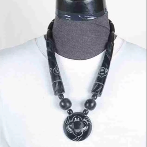 Collar artesanal de resina de lujo con tallado a mano, nuevo - accesorio para mujer, ¡acá a bajo precio! - Product Image 1