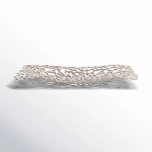 Plateau décoratif abstrait en argent, forme irrégulière, artisanat métallique contemporain, pièce unique pour la décoration intérieure - Product Image 1