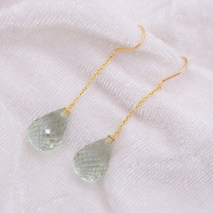 Vente en gros de boucles d'oreilles pendantes en or jaune 18 carats avec améthyste verte naturelle, Memoria Jewels - Product Image 3