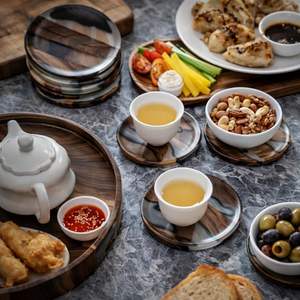 Posavasos de resina de madera de nogal premium, hechos a mano con madera de nogal maciza natural y resina de alta calidad. Cada posavasos - Product Image 3