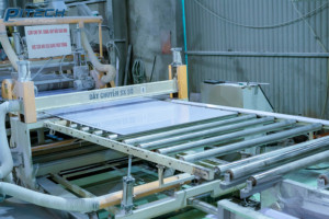 แผ่นโฟมพีวีซีที่ทนทานแผ่นพลาสติกแข็งเคลือบฟิล์มสีขาวของเวียดนามสำหรับเฟอร์นิเจอร์ที่ใช้งานได้ยาวนานตัดขนาด - Product Image 4