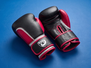 Gants de boxe en cuir noir et rouge Dumela avec logo blanc pour l'entraînement et le sparring - Product Image 1