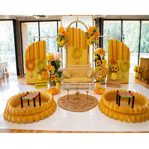 Decoración de escenario Haldi para interiores/exteriores para preparación de rituales, hermosa tina Urli de fibra dorada con forma de loto tradicional con taburetes - Product Image 1