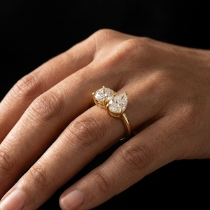 Anillo de compromiso Toi Et Moi de oro amarillo de 18 quilates con dos diamantes de corte redondo y corte pera, dos diamantes cultivados en laboratorio. - Product Image 2