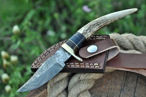 Couteau de chasse et de camping artisanal en acier Damas, à pointe droite, manche en corne, étui en cuir, disponible en ODM/OBM - Product Image 5