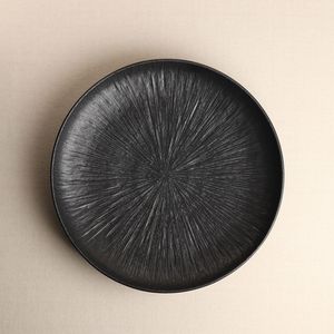 Assiette ronde en céramique noire artisanale avec motif texturé radial, écologique et compatible lave-vaisselle, pour une décoration moderne de la salle à manger - Product Image 1