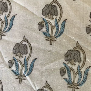 Tela de algodón estampada a mano – Base blanca con estampado floral Buti en gris y azul, textil artesanal indio - Product Image 2