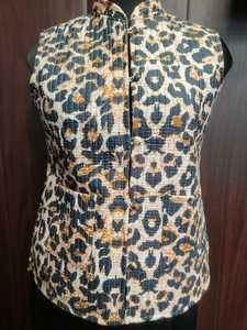 Chaqueta de Lujo Acolchada sin Mangas con Estampado Artístico de Vida Silvestre, Motivos Tropicales Elegantes y Corte Contemporáneo - Product Image 5