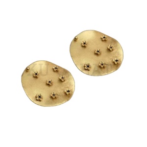 เครื่องประดับแฮนด์เมดชุบทองผู้หญิงทำด้วยมือมีสไตล์ต่างหูสตั๊ดขนาดใหญ่ดีไซน์ดอกไม้ - Product Image 1