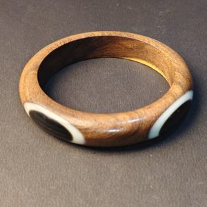 Brazalete de Madera y Resina de Lujo Personalizado, Pulido a Mano por Artesanos, con Incrustaciones de Resina en Contraste, Joyería Ecológica - Product Image 5