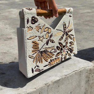 กระเป๋าถือทรงสี่เหลี่ยมปักลายดอกไม้ งานฝีมือสิ่งทอ งานปักครอสติช - Product Image 5