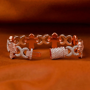 Bracelet de luxe en moissanite trèfle, finition or rose, design floral glacé, bijou élégant et étincelant, cadeau pour femme - Product Image 4