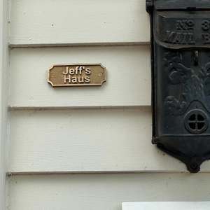 Placa de Identificación de Latón Personalizada de Lujo, Placa de Puerta Hecha a Mano para Uso Residencial, Comercial y Hotelero - Product Image 3