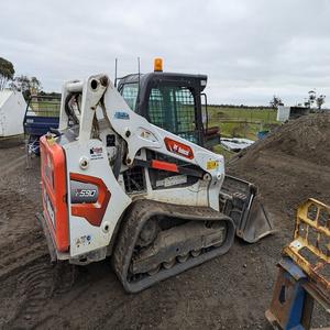 Cargadora Bobcat de alta potencia con motor T590 en venta, ideal para construcción, agricultura y excavación. - Product Image 5