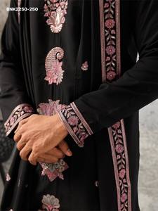 ชุดกูร์ตะผู้ชายแบบสวมใส่ได้ทั่วไป ตกแต่งด้วยงานปักดิ้นแบบญี่ปุ่น พร้อมผ้าคลุมไหล่และกางเกงขายาวเรียบๆ ผู้จัดจำหน่ายทั่วโลก - Product Image 2