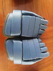 High Quality Custom Black Lightweight Waterproof Hockey Gloves for Men's Professional <b>Ice</b> Hockey Outdoor Sports Team Use - Product Image 6