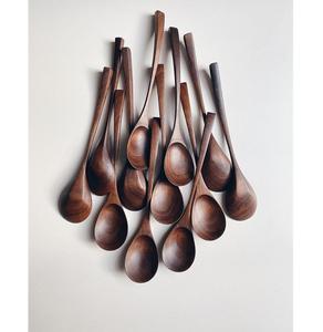 Cuillère de service en bois massif de qualité supérieure, à long manche, pour la cuisine et la salle à manger, résistante au lave-vaisselle, durable et écologique - Product Image 1