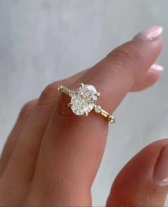 Anillo de Compromiso de Oro de 14K con Corte Ovalado, Anillo de Solitario para Mujer, Joyería Clásica de Novia, Piedra Certificada IGI, Anillo con Diamantes Laterales - Product Image 4