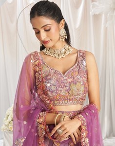Atractivo Lehenga Choli de Organza Lavanda con Bordado de Lentejuelas - Product Image 4