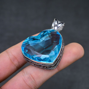 Venta al por mayor de colgantes de plata de ley con topacio azul suizo creado en laboratorio, corte cojín, para mujer. - Product Image 2