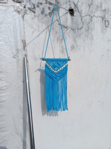 Décoration murale en macramé Art Déco, design géométrique, pompon bleu, lavable, coton léger, décoration intérieure, salon, art - Product Image 1