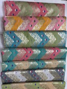 Tissus en soie brodée Banarasi exquis pour des confections de luxe, des tissages jacquard traditionnels et des vêtements ethniques haut de gamme. - Product Image 4