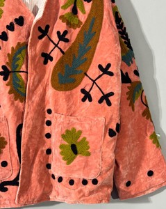 Magnifique veste d'hiver pour femme en velours tricoté écologique avec broderie Suzani florale, garnissage en coton respirant sur le devant - Product Image 2
